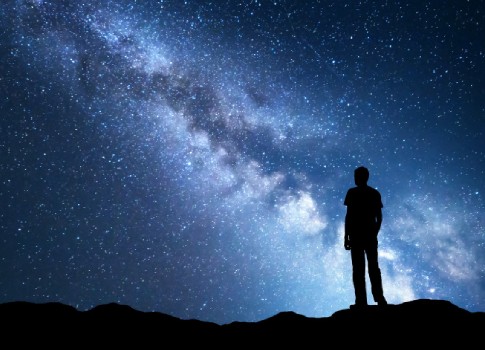Pessoa olhando para o universo
